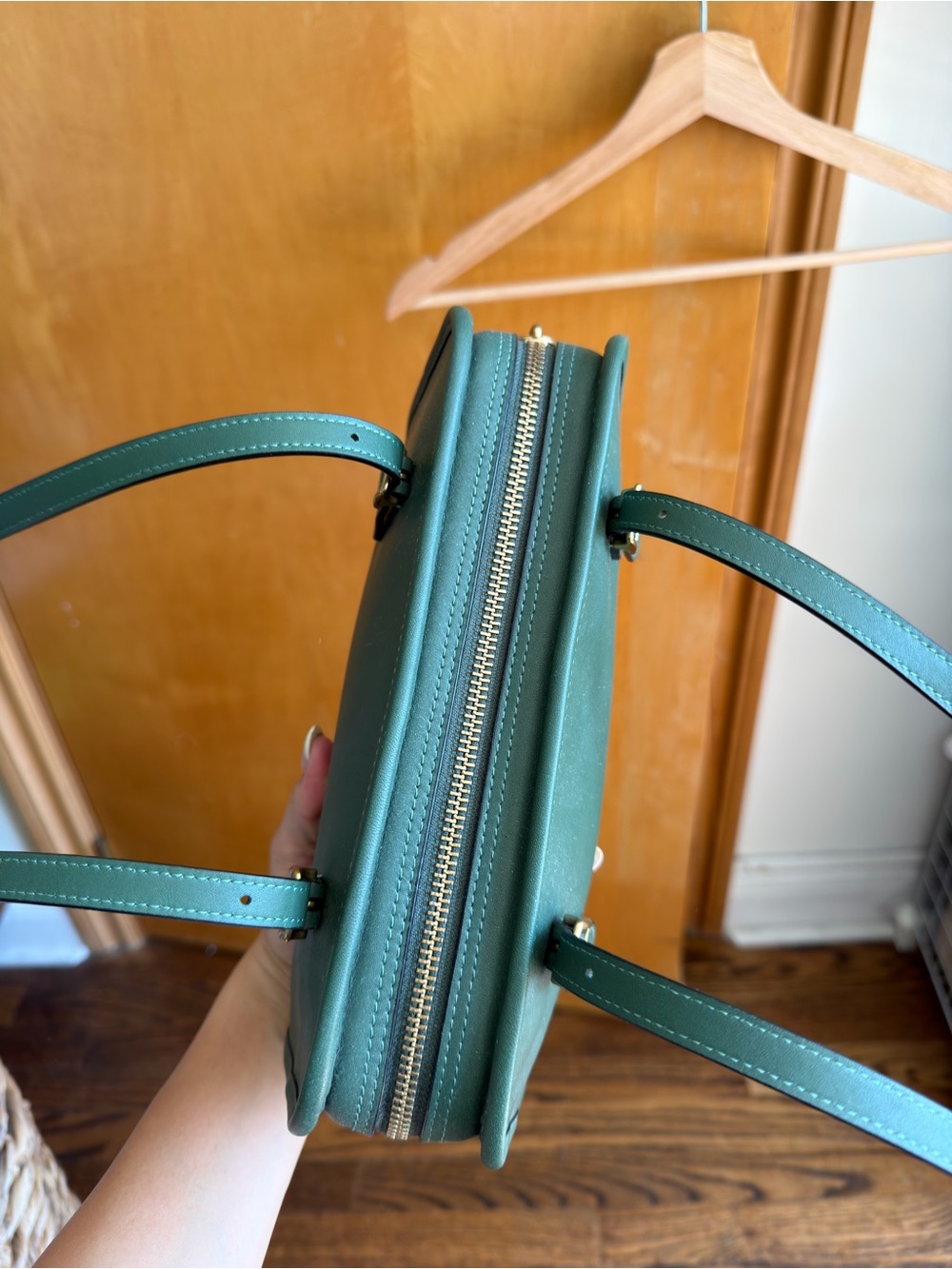 Coach Swing Zip Bag Green Glovetanned Leather Shoulder Bag with Brass Hardware - Picture 3 of 4